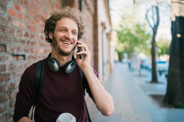 Egy Portré Fiatalemberről Aki Telefonon Beszél Miközben Utcán Sétál Kommunikáció — Stock Fotó