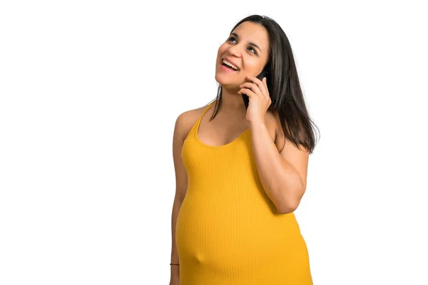Πορτρέτο Της Λατινικής Εγκύου Μιλάει Στο Τηλέφωνο Λευκό Φόντο Επικοινωνία — Φωτογραφία Αρχείου