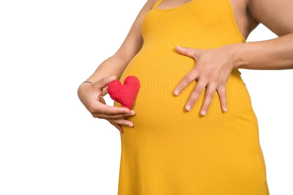 Primo Piano Della Donna Incinta Che Tiene Segno Del Cuore — Foto Stock