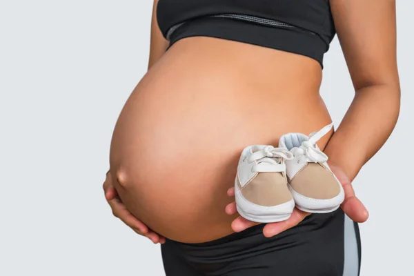 Großaufnahme Einer Schwangeren Frau Mit Babyschuhen Bauch Schwangerschaft Mutterschaft Und — Stockfoto