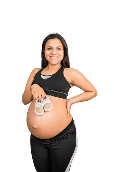 Zbliżenie Ciężarnej Kobiety Trzymającej Dziecięce Buty Brzuchu Ciąża Macierzyństwo Koncepcja — Zdjęcie stockowe