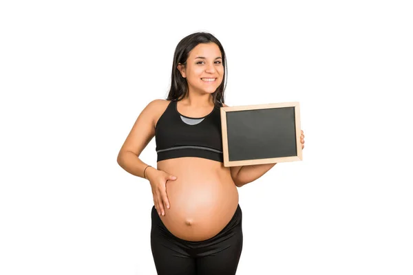 Primer Plano Mujer Embarazada Sosteniendo Mostrando Algo Pizarra Embarazo Maternidad —  Fotos de Stock
