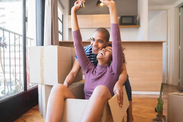 Retrato Feliz Pareja Latina Divirtiéndose Con Cajas Cartón Casa Nueva —  Fotos de Stock