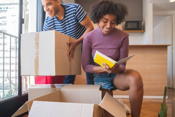 Retrato Pareja Latina Feliz Desempacando Nueva Casa Día Mudanza Concepto —  Fotos de Stock