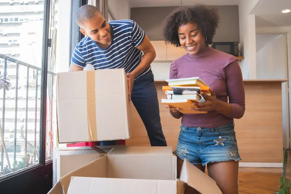 Retrato Pareja Latina Feliz Desempacando Nueva Casa Día Mudanza Concepto —  Fotos de Stock