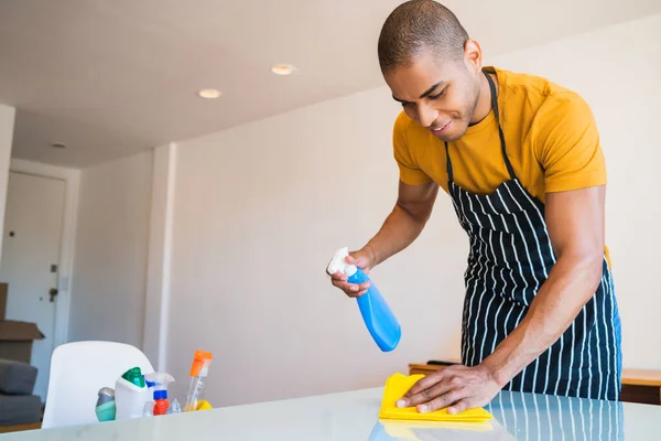 Großaufnahme Eines Jungen Lateinischen Mannes Der Hause Flecken Vom Tisch — Stockfoto