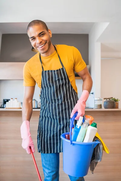 Porträt Eines Jungen Lateinischen Mannes Der Hause Einen Eimer Mit — Stockfoto