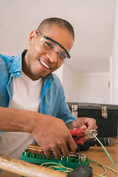 Porträt Eines Jungen Lateinischen Mannes Der Ein Stromproblem Mit Kabeln — Stockfoto