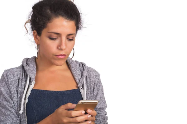 Retrato Una Joven Hermosa Mujer Usando Teléfono Móvil Estudio Fondo — Foto de Stock