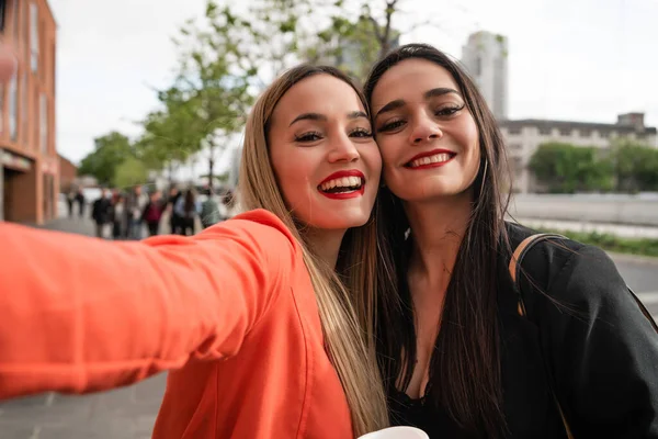 Retrato Dos Jóvenes Amigos Tomando Selfie Aire Libre Calle Conceptos —  Fotos de Stock