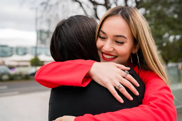 Portrait Two Young Friends Hugging Each Other Outdoors Street Lifestyle — Stock Photo, Image