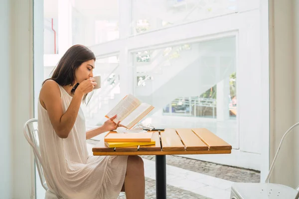 Retrato Una Mujer Joven Disfrutando Del Tiempo Libre Leyendo Libro — Foto de Stock