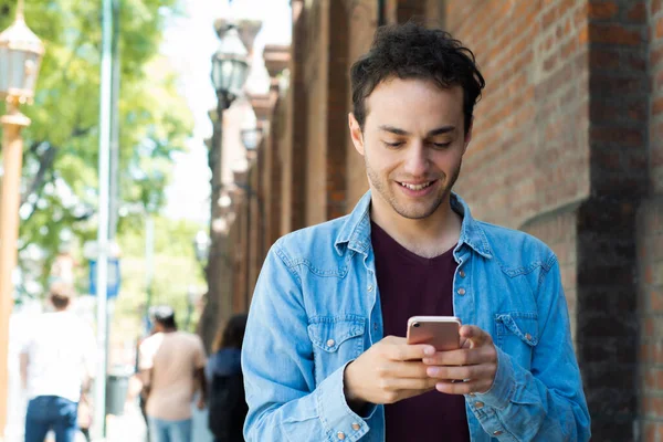 Porträt Eines Jungen Mannes Der Sein Handy Draußen Auf Der — Stockfoto