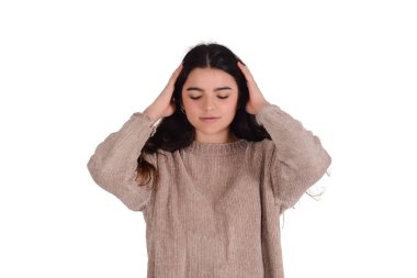 Stüdyoda beyaz arka planda kameraya bakan güzel bir kadının portresi..