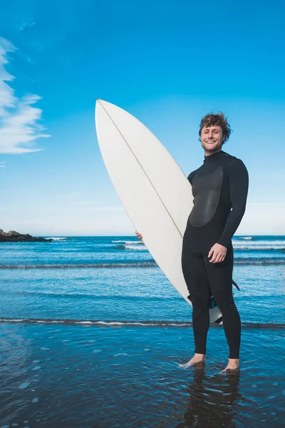 Junger Surfer Steht Mit Seinem Surfbrett Schwarzen Surfanzug Meer Sport — Stockfoto