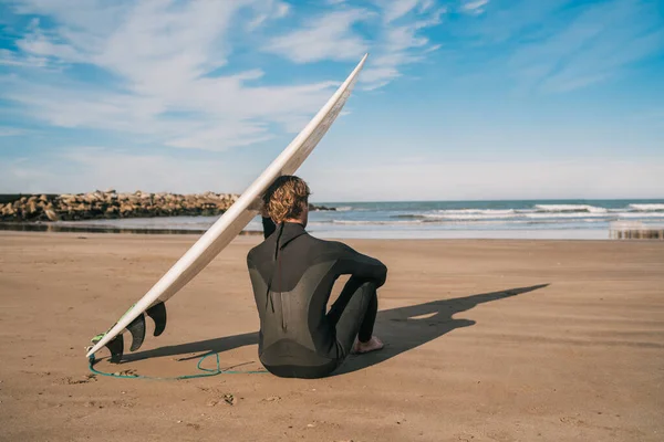 Giovane Surfista Seduto Sulla Spiaggia Sabbia Vicino Alla Sua Tavola — Foto Stock