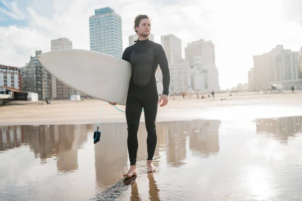 Junger Surfer Steht Mit Seinem Surfbrett Schwarzen Surfanzug Meer Sport — Stockfoto