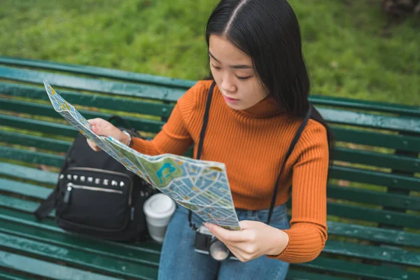 Porträt Einer Jungen Asiatin Die Auf Einer Bank Park Sitzt — Stockfoto