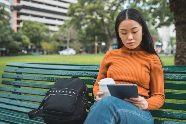 Retrato Una Joven Asiática Usando Tableta Digital Mientras Sostiene Una — Foto de Stock