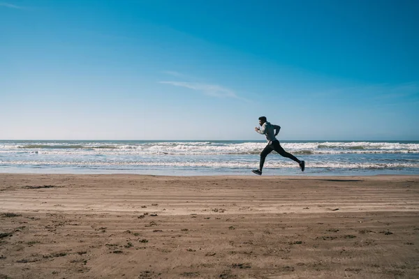 Portret Sportowca Biegającego Plaży Sport Sprawność Zdrowy Tryb Życia — Zdjęcie stockowe