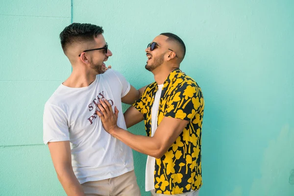 幸せなゲイのカップルの肖像画一緒に時間を過ごし 通りで抱擁 Lgbt Love Concept — ストック写真