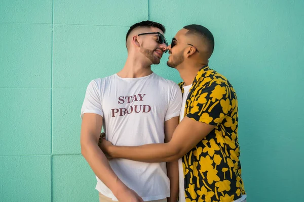 Retrato Feliz Pareja Gay Abrazándose Besándose Calle Lgbt Concepto Amor —  Fotos de Stock