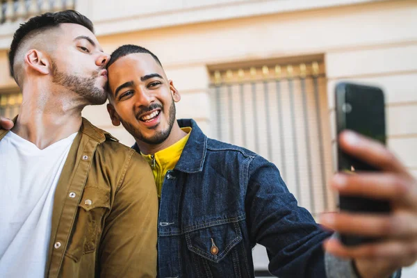 幸せなゲイのカップルの肖像画は一緒に時間を過ごし 路上で携帯電話で自撮りをしています Lgbt Love Concept — ストック写真