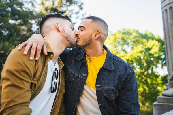 幸せなゲイのカップルの肖像画一緒に時間を過ごし 公園でキスをします Lgbt Love Concept — ストック写真