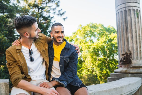 幸せなゲイのカップルの肖像画は一緒に時間を過ごし 公園でデートをしています Lgbt Love Concept — ストック写真