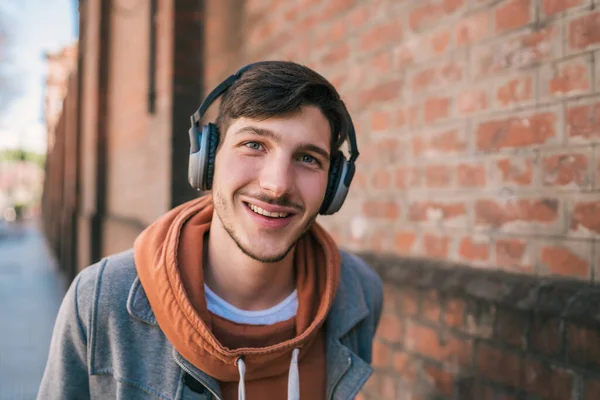 Portret Van Een Knappe Jonge Man Die Naar Muziek Luistert — Stockfoto