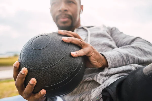 Potret Seorang Pria Atletik Yang Melakukan Latihan Perut Dengan Bola — Stok Foto