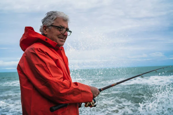 Portrait Vieil Homme Jouissant Temps Libre Pêchant Sur Les Rochers — Photo