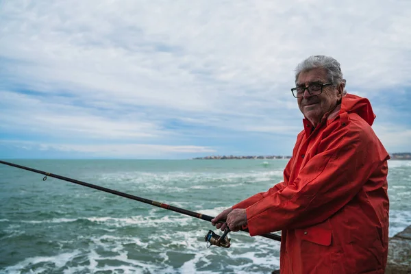 Portrait Homme Âgé Pêchant Dans Mer Profitant Vie Concept Pêche — Photo