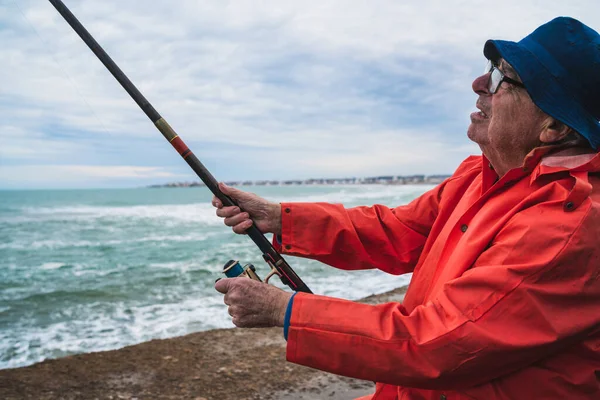 Portrait Homme Âgé Pêchant Dans Mer Profitant Vie Concept Pêche — Photo