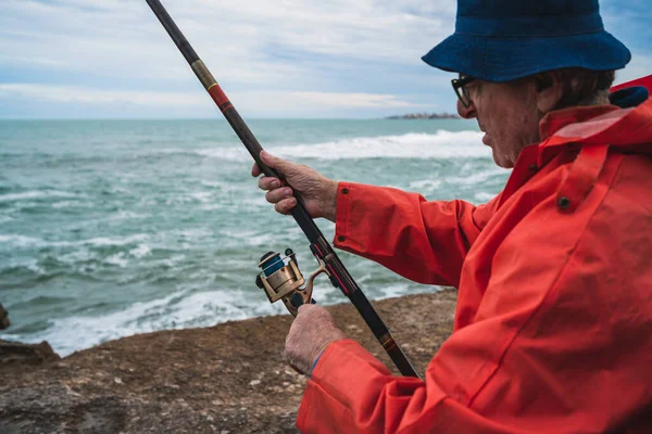 Portrait Homme Âgé Pêchant Dans Mer Profitant Vie Concept Pêche — Photo