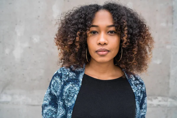 Portrét Krásné Mladé Afro Americké Ženy Kudrnatými Vlasy Proti Šedé — Stock fotografie