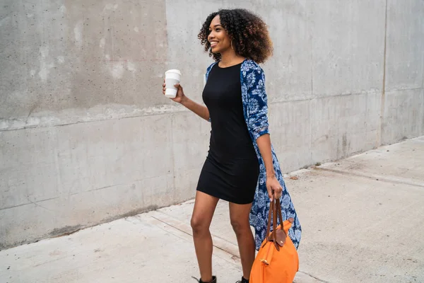 Portret Van Een Jonge Afro Amerikaanse Vrouw Die Loopt Terwijl — Stockfoto