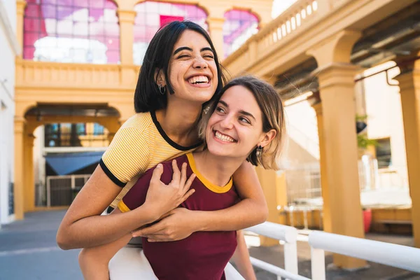 Retrato Casal Lésbico Adorável Passar Tempo Juntos Divertindo Rua Conceito — Fotografia de Stock