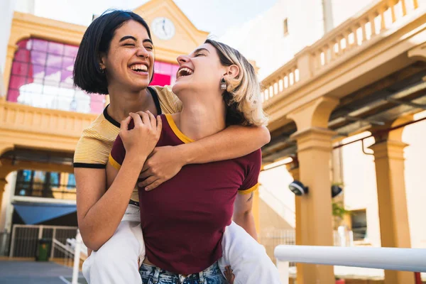 Retrato Una Encantadora Pareja Lesbianas Pasando Tiempo Juntos Divirtiéndose Calle — Foto de Stock
