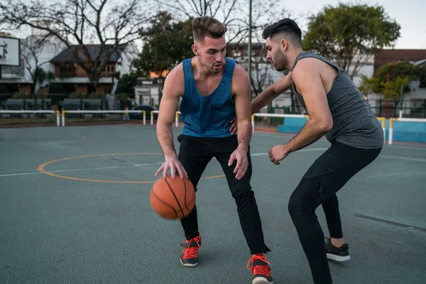 Jóvenes Jugadores Baloncesto Jugando Uno Uno Cancha Aire Libre Concepto —  Fotos de Stock