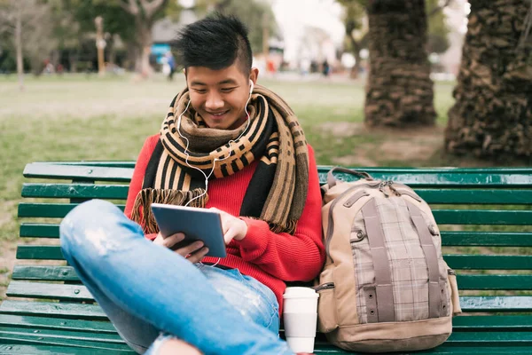 Retrato Joven Asiático Usando Tableta Digital Con Auriculares Mientras Está — Foto de Stock