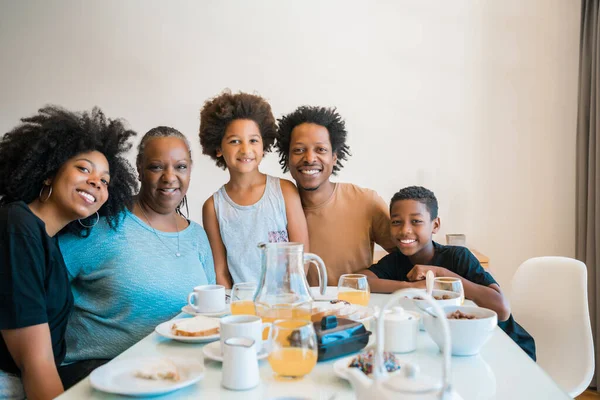 Portrét Afroamerické Rodiny Jak Spolu Snídají Doma Koncept Rodiny Životního — Stock fotografie
