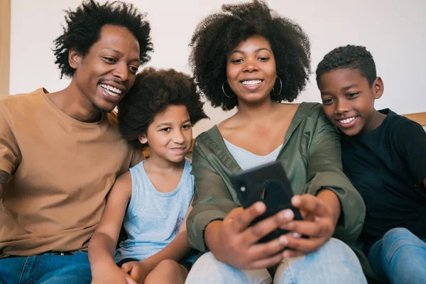 Portret Afroamerykańskiej Rodziny Robiącej Sobie Selfie Telefonem Komórkowym Domu Koncepcja — Zdjęcie stockowe