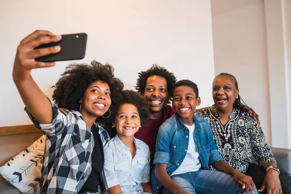 Porträtt Afrikansk Amerikansk Flergenerationsfamilj Som Tar Selfie Tillsammans Med Mobiltelefon — Stockfoto