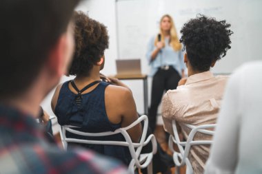 Dost canlısı bir iş kadını iş planını ve iş konferansında soruları cevaplıyor. İş ekibi toplantısı seminer eğitim konsepti.