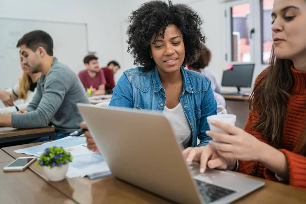 Dos Socias Creativas Discutiendo Ideas Por Lugar Trabajo Concepto Empresa — Foto de Stock