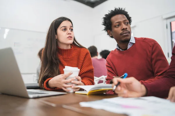 Dos Diseñadores Creativos Que Trabajan Juntos Proyecto Comparten Nuevas Ideas — Foto de Stock