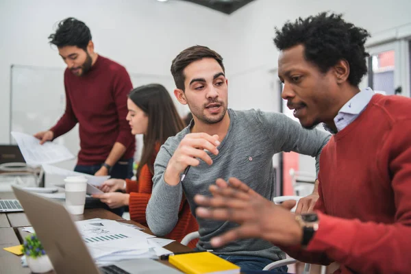 Dos Diseñadores Creativos Que Trabajan Juntos Proyecto Comparten Nuevas Ideas — Foto de Stock