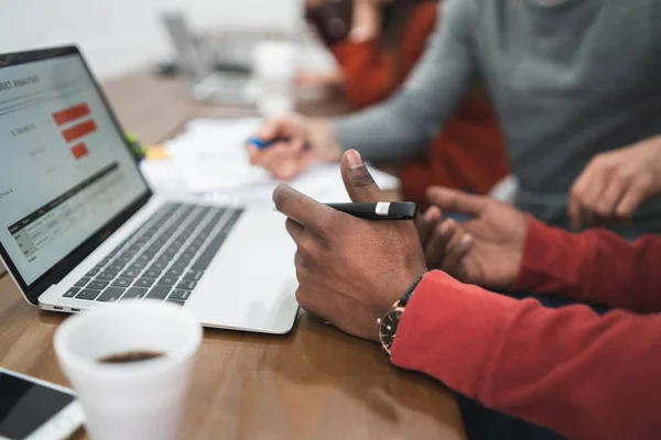 Persona Creativa Negocios Que Trabaja Ordenador Portátil Animando Algo Información — Foto de Stock