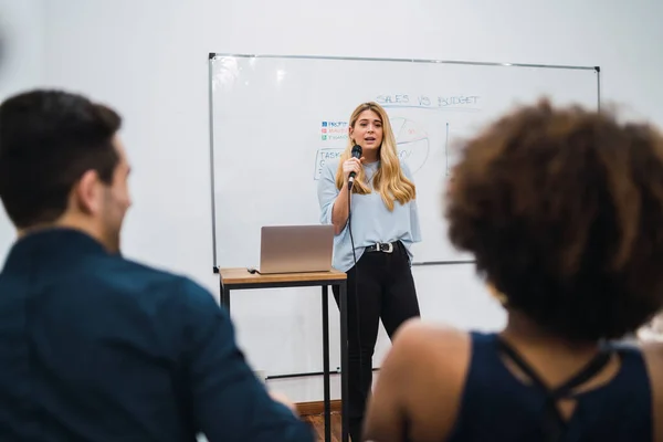 Amistosa Mujer Negocios Explicando Plan Trabajo Respondiendo Preguntas Sobre Una — Foto de Stock